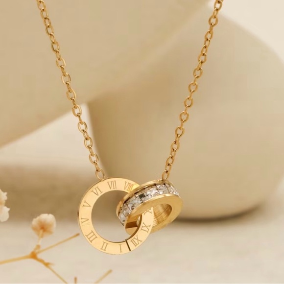 Elegant Interlocking Necklace - Picture 2 of 2